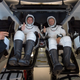 Imagen para el artículo titulado Los astronautas Behnken y Hurley se dedicaron a hacer llamadas de broma por teléfono satelital mientras flotaban en el océano